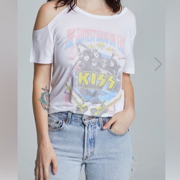 Recycled Karma Kiss Hottest Show on Earth T-Shirt Cold Shoulder Tee Size Medium - Picture 2 of 9